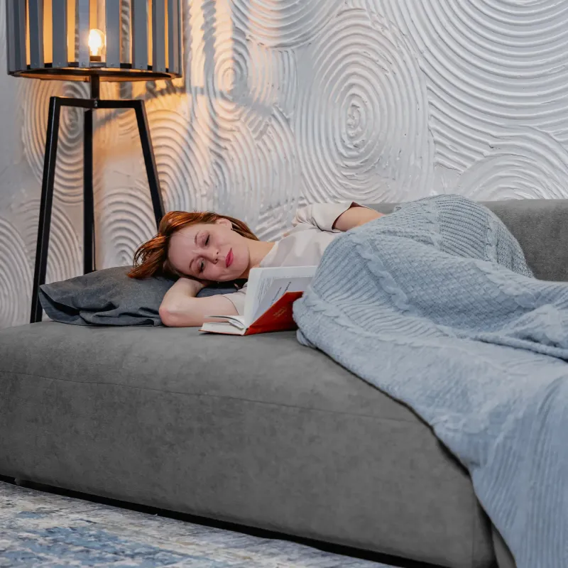 НОВЫЕ ЭМОЦИИ Диван прямой, серый, банкетка слева