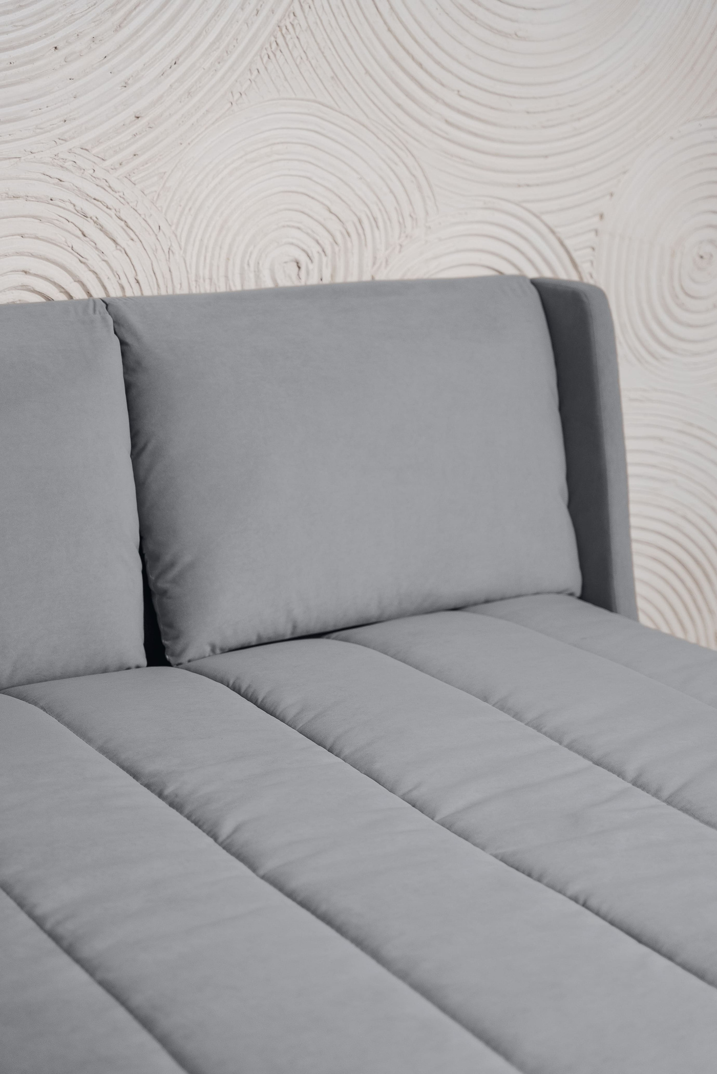 Высокая спинка с мягкими подушками