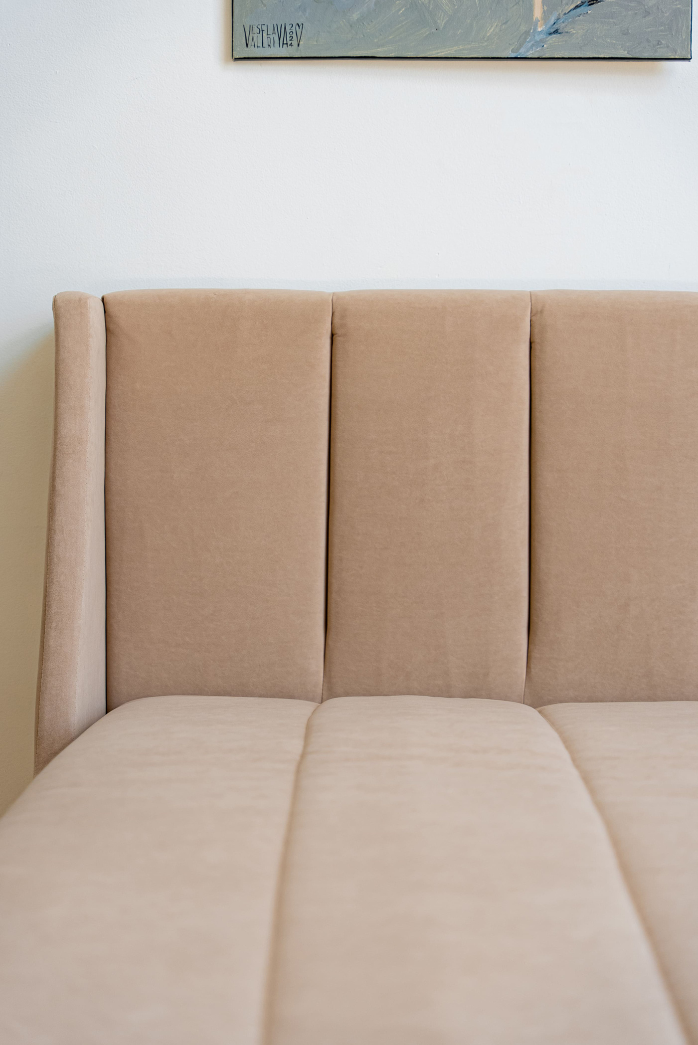 Высокая спинка с вертикальными утяжками